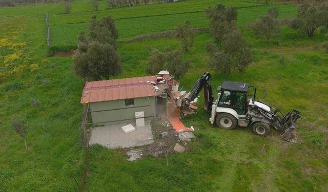 Çanakkale'de 21 kaçak yapı yıkıldı