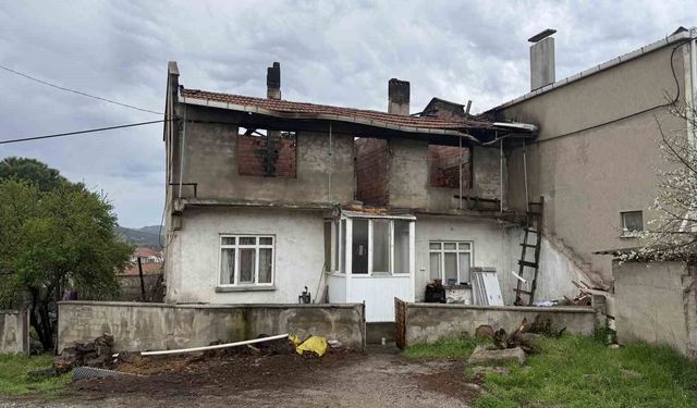 Çanakkale'de baca yangını çatıyı küle çevirdi