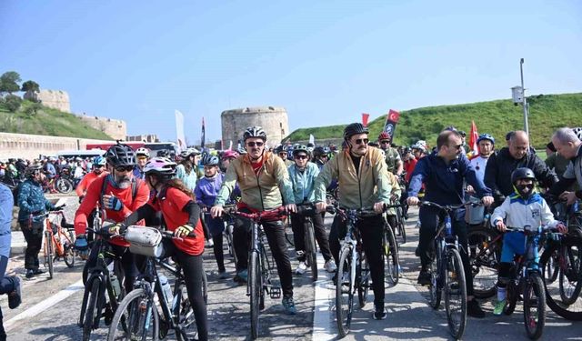 Çanakkale'de bin 50 bisikletli şehitlere saygı için pedal çevirdi