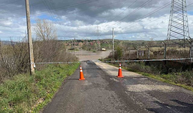 Çanakkale'de Kocabaş Çayı taştı: Köy yolu ulaşıma kapandı