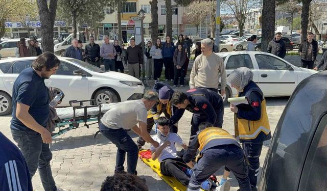 Çanakkale'de motosiklet yayaya çarptı; 2 kişi yaralı