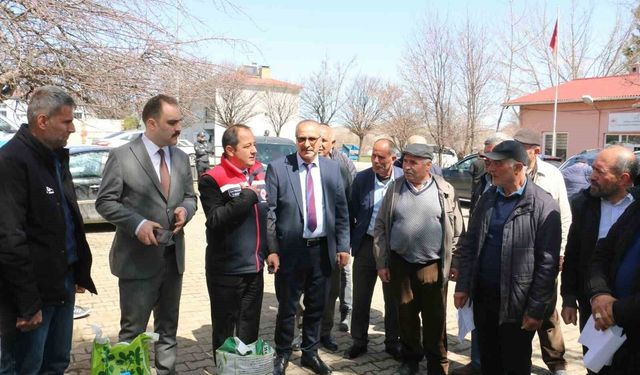 Çayırlı'da 133 çiftçiye 10 ton yonca tohumu desteği