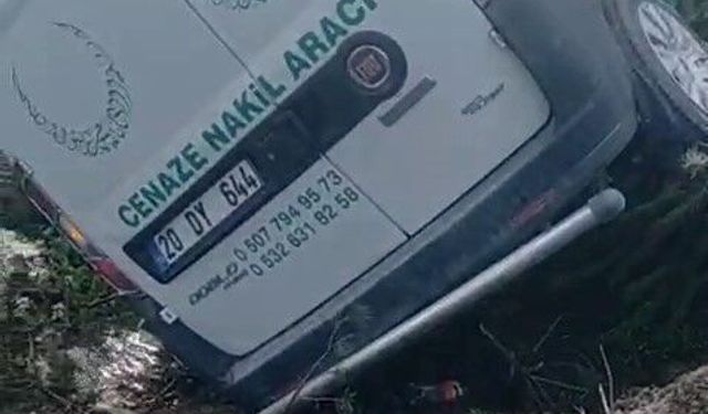 Cenaze nakil aracı kaza yaptı, araçtaki 2 kişi yaralandı