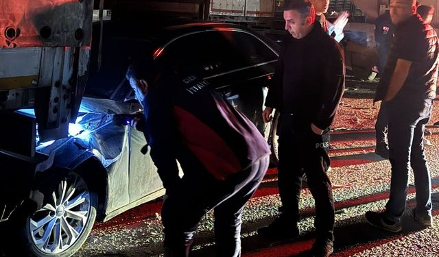 Cizre'de iki tır arasında sıkışan otomobil kağıt gibi ezildi: 1 yaralı