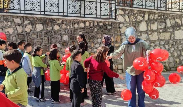 Çocuklar 23 Nisan'ı geleneksel oyunlarla kutladı