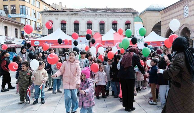 Çocuklar Filistin için yazdıkları mektupları balonlarla gökyüzüne bıraktı