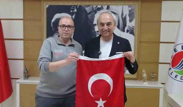 Çöpte bulduğu bayrağı alıp temizleyen ve kamyonuna asan Kepez Belediyesi çalışanına başkandan plaket