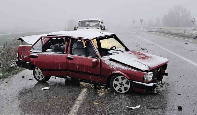 Çorum'da otomobil tabelaya çarptı: 1 yaralı