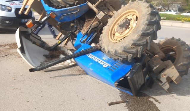 Çorum'da traktör ile ambulans çarpıştı: 1 yaralı