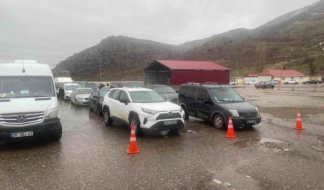 Çukurca Üzümlü Sınır Kapısı'nda sistem arızası