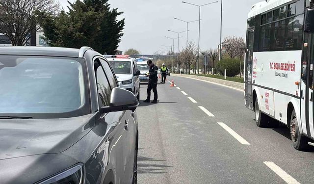 D-100'de karşıya geçmek isterken cipin çarptığı yaşlı adam ağır yaralandı