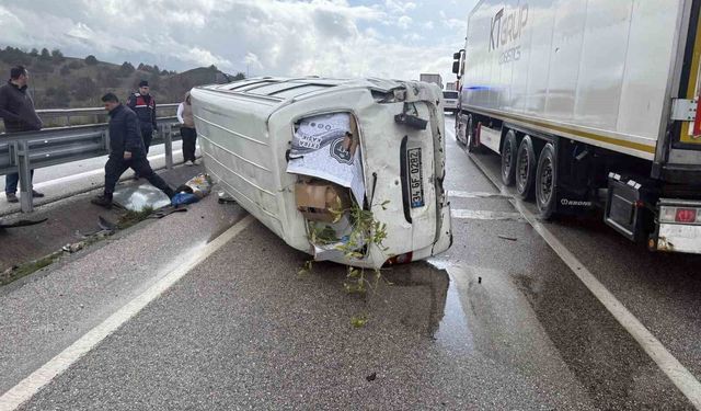 D100'de minibüs devrildi: 1 yaralı