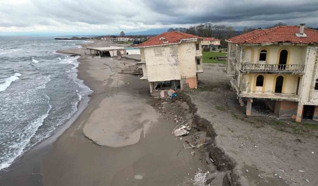 Deniz 100 metre içeri girdi, villalar çöktü