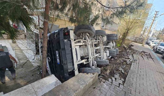Devrilen mikserde sıkışan sürücü kurtarıldı