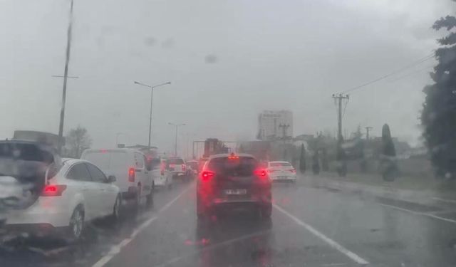 Diyarbakır'da sağanak ve dolu yağışı etkili oldu