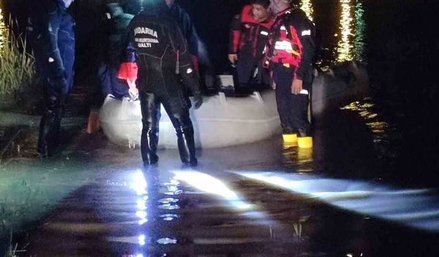 Diyarbakır'da selde mahsur malan çobanı AFAD ve JAK ekipleri kurtardı