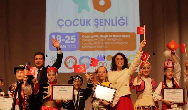 Dünyanın dört bir yanından gelen çocuklar Menteşe sahnesinde dans etti