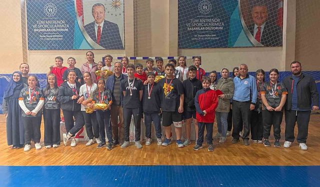 Düzce'de 100 sporcu raket salladı