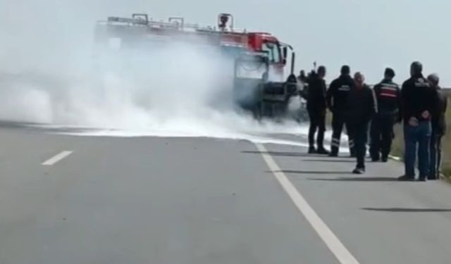 Edirne-Kırklareli yolunda seyir halindeki iş makinesi alevlere teslim oldu