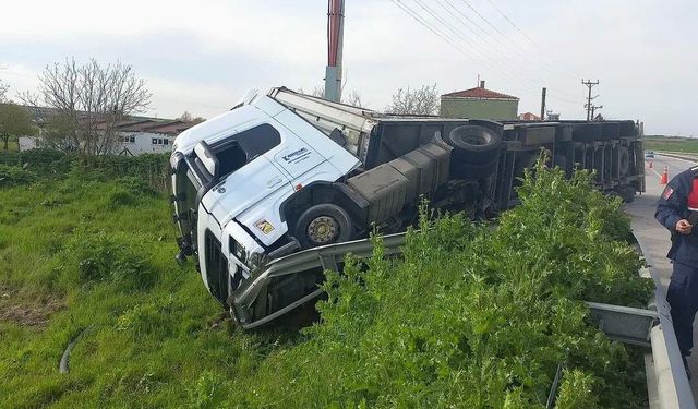 Edirne'de kontrolden çıkan tır devrildi