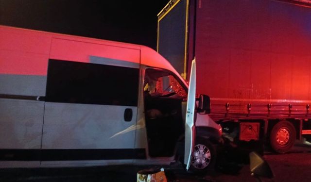 Edirne'de panelvan tıra çarptı: 1 ölü, 1 yaralı