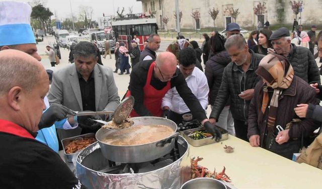 Edirne'de Selimiye'nin gölgesinde tava ciğer dağıtıldı
