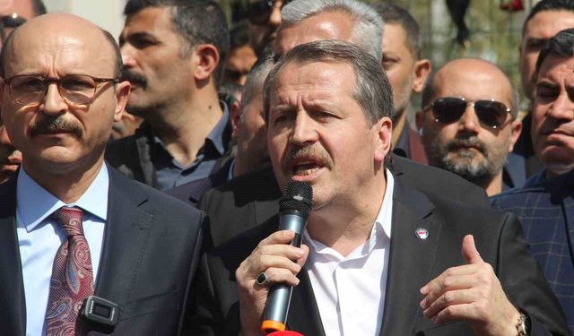 Eğitim-Bir-Sen Genel Başkanı Ali Yalçın'dan saldırının yaşandığı okulun önünde açıklama