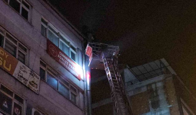 Elazığ'da bacadan yükselen yoğun duman korkuttu