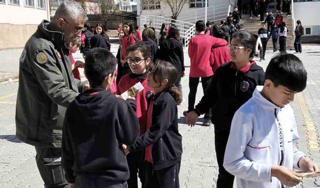 Elazığ'da öğrencilere orman yangını ile mücadele çalışması