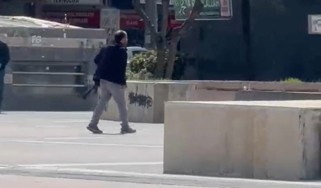 Elinde silahla polise kendini ihbar etti, etrafa ateş açtı