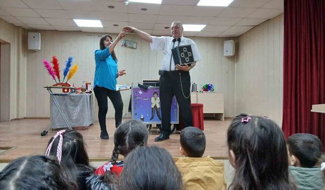 Emekli polis memuru memleketinde öğrencilere sihirbaz gösterisiyle unutulmaz anlar yaşattı