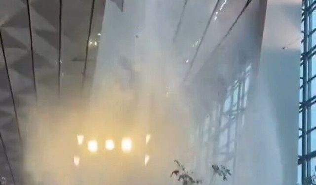 Endonezya'da şiddetli yağış nedeniyle havalimanı çatısı çöktü