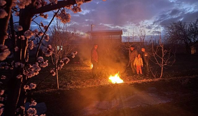 Erzincan'da çiftçiler don nöbetinde