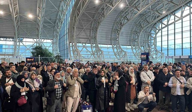 Erzincan'dan 192 hacı adayı dualarla kutsal yolculuğa uğurlandı
