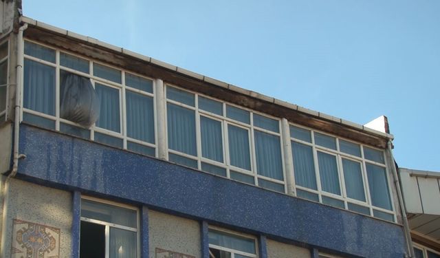 Esenyurt'ta çatıda çıkan yangın 3 binaya sıçradı