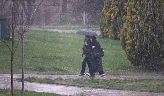 Eskişehir'de yağmur bastırdı, öğrenciler şemsiyelere sarıldı