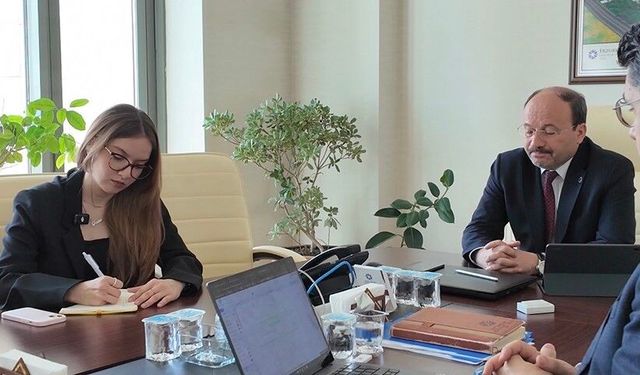 ETÜ Öğrencisi Gizem Nur Ünlü, Rektör Çakmak'ın yoğun çalışma gününe eşlik etti