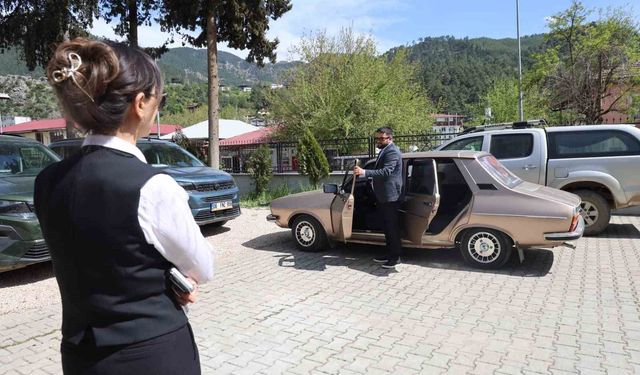 Fekeli gaziden Kaymakam Yılmaz'a, Ferdi Tayfur'un 'Hatıran Yeter' şarkısıyla teşekkür