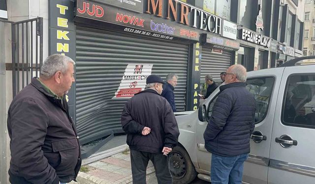 Fren yerine gaza basan sürücü işyerine daldı