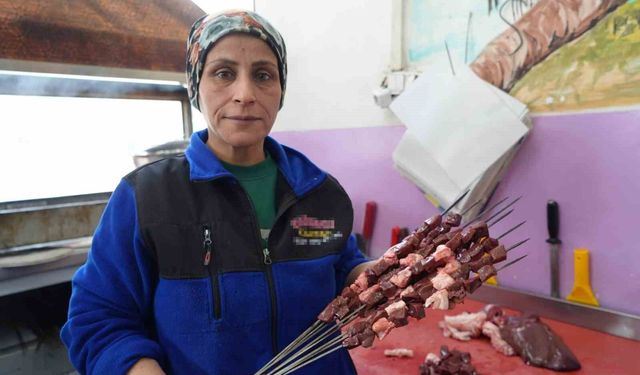 Gaziantep'in kadın ciğer ustası müşterilerden tam not alıyor