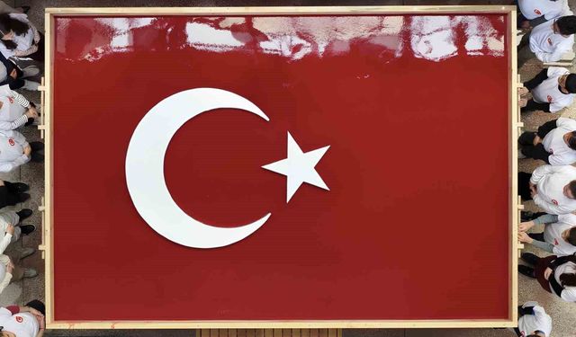 Geleneksel yöntemlerle dev Türk bayrağı yapıldı