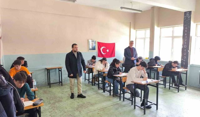 Gençler bilgileriyle umre için yarıştı