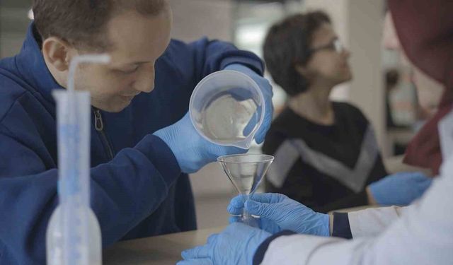 Gençler ve özel bireyler sakız kokulu kolonya üretti