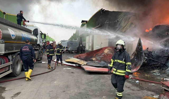 Geri dönüşüm fabrikasında çıkan yangına ekiplerin müdahalesi sürüyor