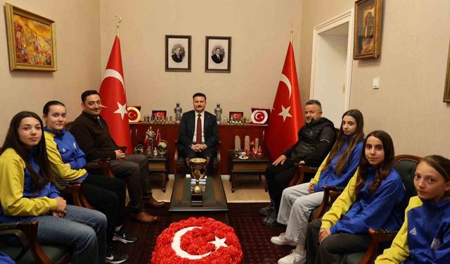 Gökçeada'nın şampiyon kızları kaymakamlık makamında ağırlandı