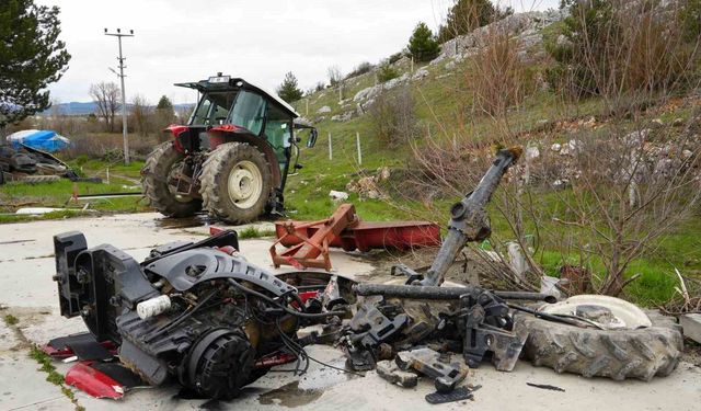 Hafif ticari araç ile çarpışan traktör ikiye bölündü: 5 yaralı