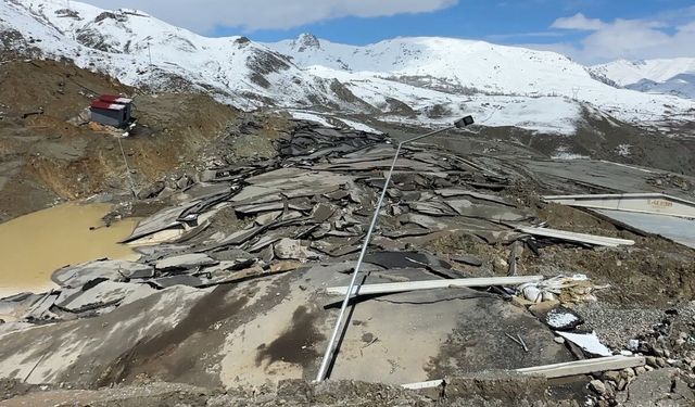 Hakkari'de heyelan: Tesis büyük hasar gördü, kara yolunda dev yarıklar oluştu