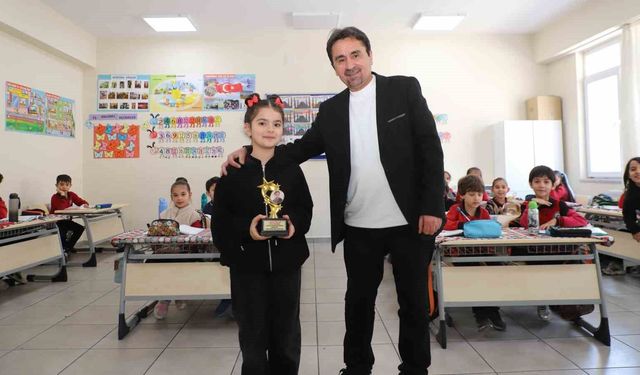 Hakkari'de öğrencilerin başarısı kupayla taçlandı