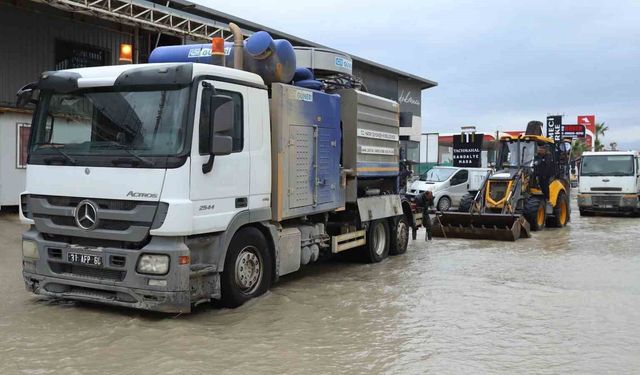 Hatay Büyükşehir Belediyesi ekipleri, 110 noktaya müdahale ederek 32 vatandaşı kurtardı