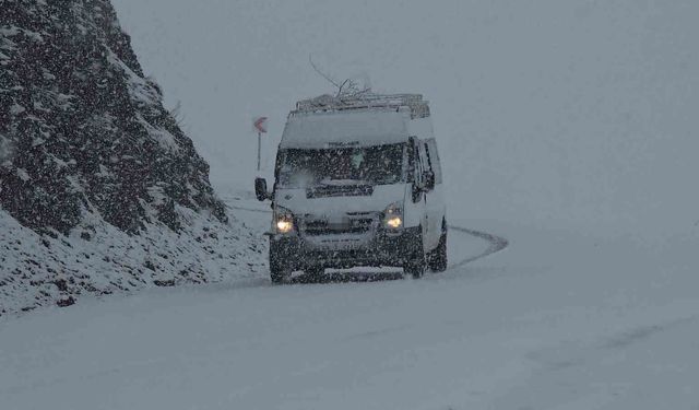 Hizan-Bahçesaray yolunda kar etkili oluyor